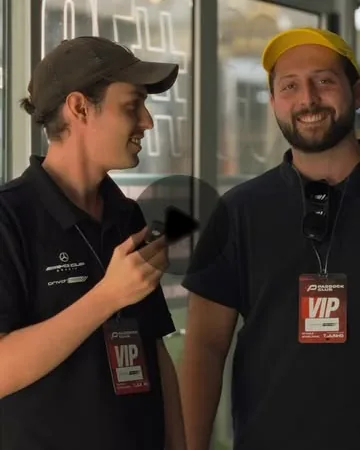 Capa do reel: dois homens conversando no paddock de Interlagos